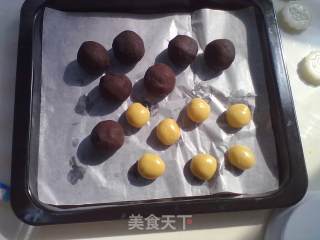 24图过程祥解~~中秋节预热——【广式蛋黄豆沙月饼】步骤12 24图过程祥解~~中秋节预热——【广式蛋黄豆沙月饼】步骤12