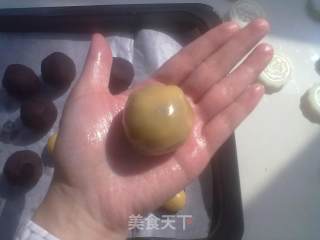 24图过程祥解~~中秋节预热——【广式蛋黄豆沙月饼】步骤14 24图过程祥解~~中秋节预热——【广式蛋黄豆沙月饼】步骤14