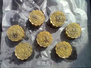 24图过程祥解~~中秋节预热——【广式蛋黄豆沙月饼】步骤17 24图过程祥解~~中秋节预热——【广式蛋黄豆沙月饼】步骤17