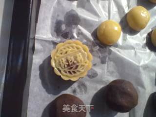 24图过程祥解~~中秋节预热——【广式蛋黄豆沙月饼】步骤16 24图过程祥解~~中秋节预热——【广式蛋黄豆沙月饼】步骤16