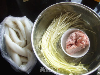 韭黄肉酱拌肠粉步骤1