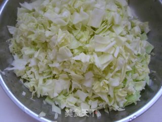 肉饼包菜炒粿条步骤3 肉饼包菜炒粿条步骤3
