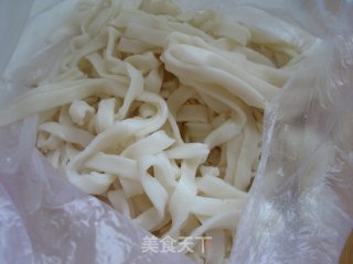 肉饼包菜炒粿条步骤2 肉饼包菜炒粿条步骤2