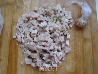 肉饼包菜炒粿条步骤1 肉饼包菜炒粿条步骤1