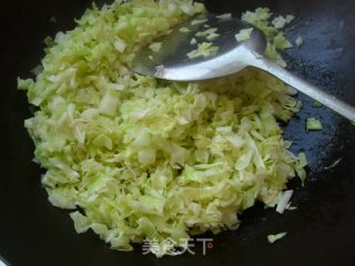 肉饼包菜炒粿条步骤4 肉饼包菜炒粿条步骤4