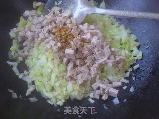 肉饼包菜炒粿条步骤5 肉饼包菜炒粿条步骤5