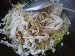 肉饼包菜炒粿条步骤6 肉饼包菜炒粿条步骤6
