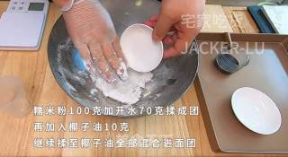 红糖糍粑，软糯香甜，外皮脆而不硬，糯叽叽的让人毫无抵抗力。步骤2