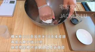 红糖糍粑，软糯香甜，外皮脆而不硬，糯叽叽的让人毫无抵抗力。步骤3