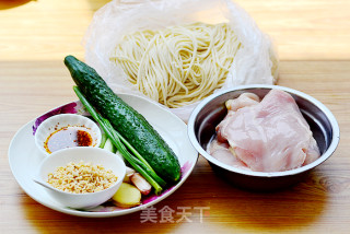 凉面也能吃出冰火两重天——酸辣鸡丝凉面步骤1 凉面也能吃出冰火两重天——酸辣鸡丝凉面步骤1