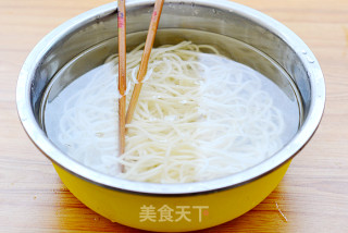 凉面也能吃出冰火两重天——酸辣鸡丝凉面步骤8 凉面也能吃出冰火两重天——酸辣鸡丝凉面步骤8