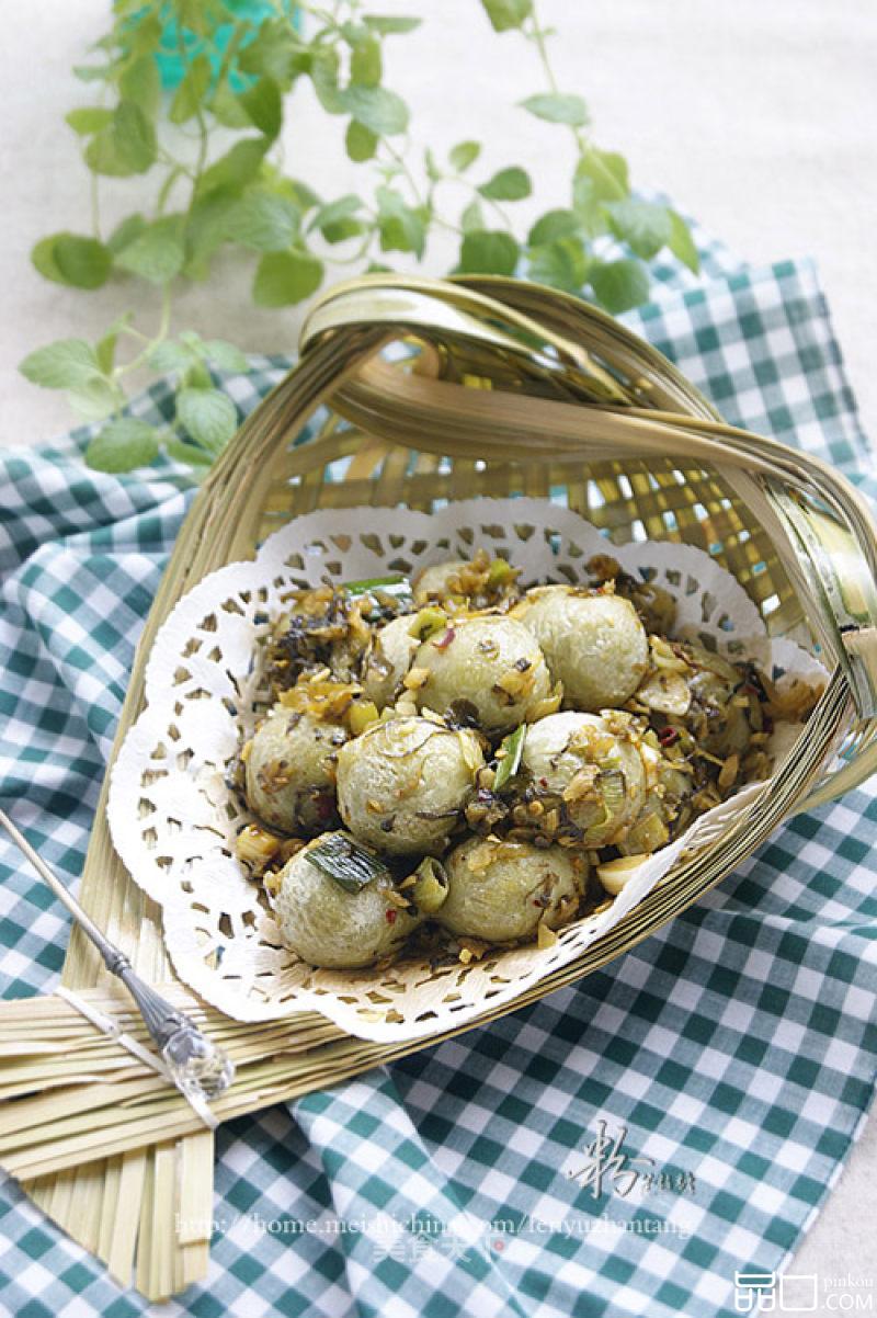 独具风味的云南特色菜——腌菜炒汤圆