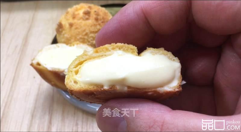 酥粒奶油泡芙，甜蜜的奶油，喷香的酥粒和外壳，好吃的停不下来。