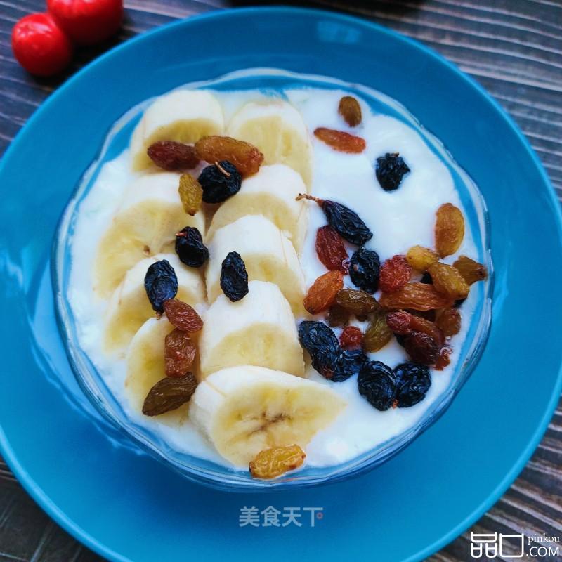 葡萄干香蕉拌酸奶
