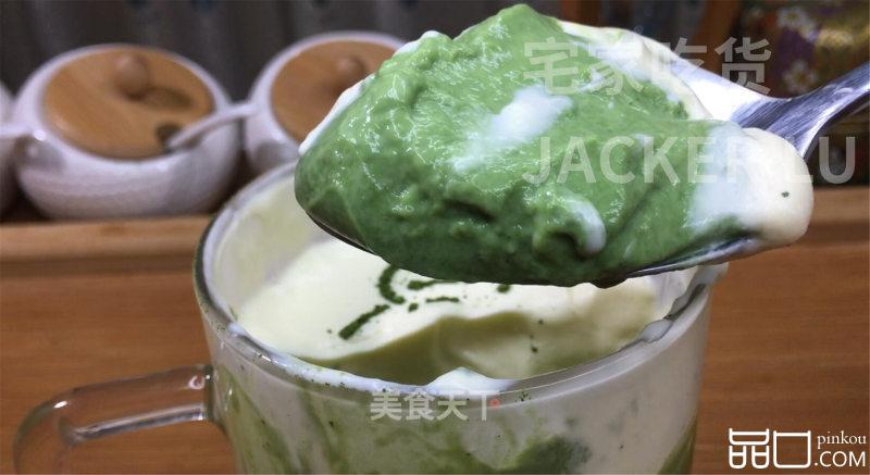 抹茶奶油布丁慕斯，冰爽软滑，奶香甜蜜，炎热夏日的超赞小甜品。