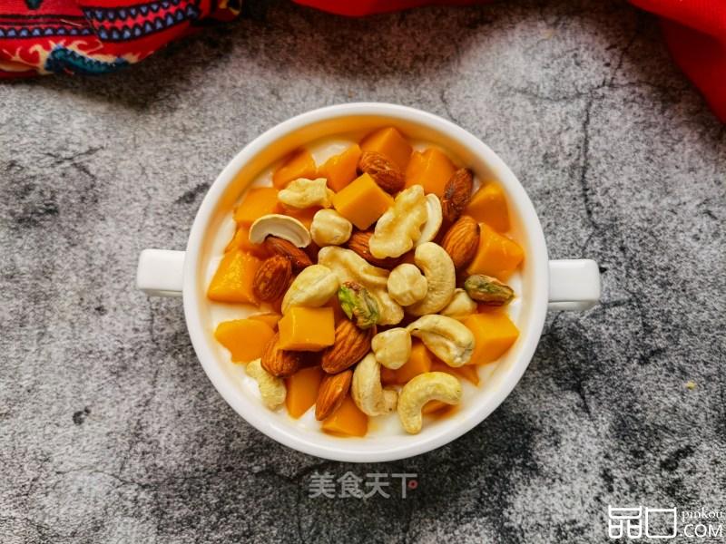 坚果芒果酸奶杯