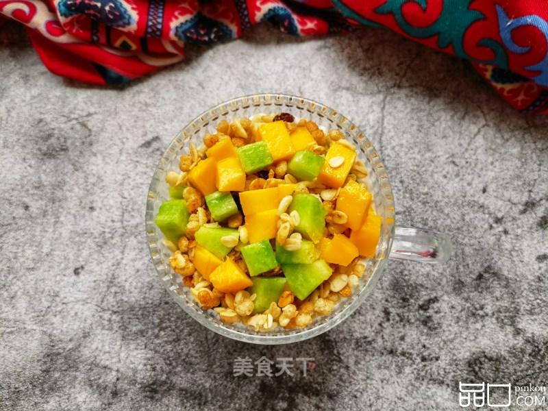 芒果甜瓜麦片酸奶杯
