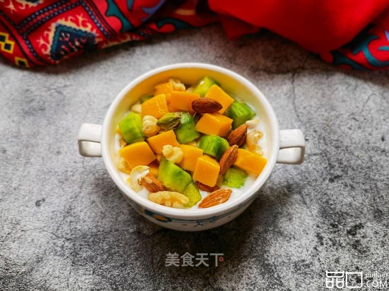 甜瓜芒果坚果酸奶杯