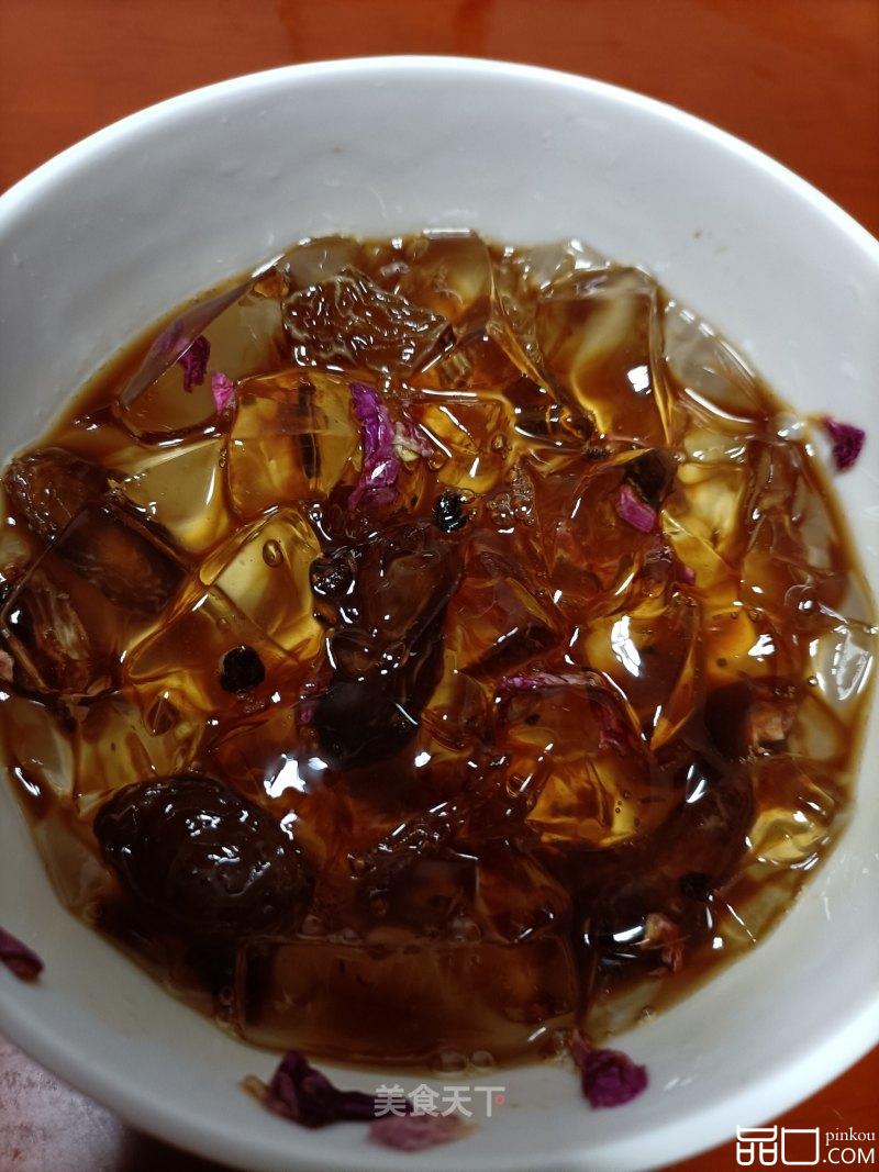 玫瑰花葡萄干红糖凉粉