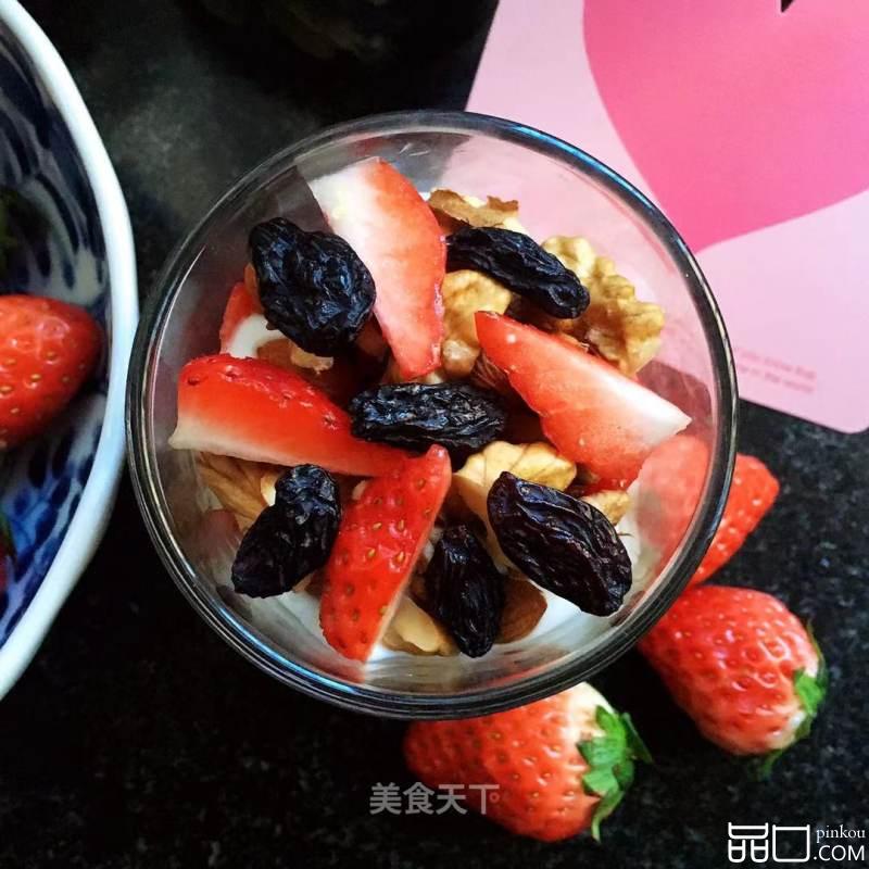 坚果草莓酸奶杯