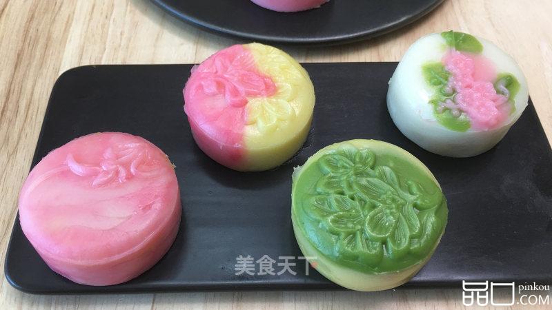 彩色冰皮月饼，美味蛋黄椰蓉馅，简单又方便，分享生活好滋味。