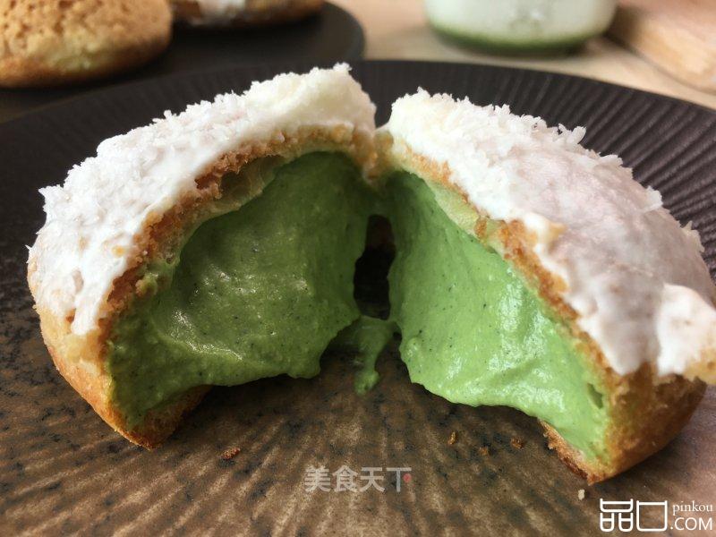 椰蓉奶油酥皮泡芙，丰富口感，酥脆外皮，冰凉美味内陷，让人迷醉其中的美食。
