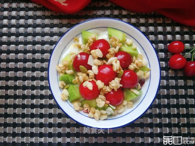 甜瓜樱桃酸奶碗