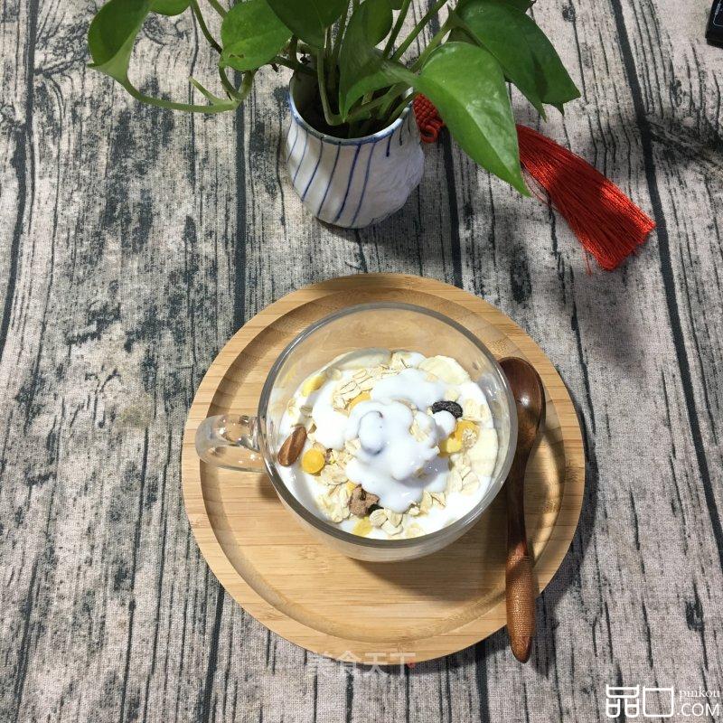 凉拌坚果燕麦酸奶杯