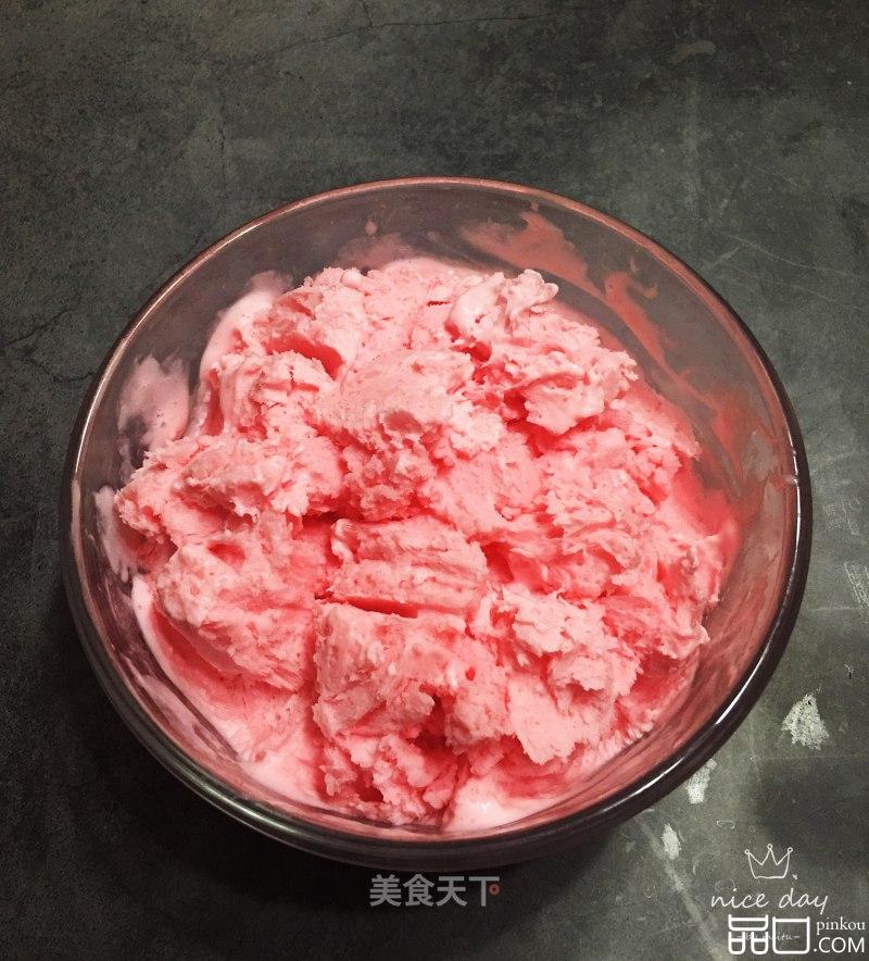草莓牛奶冰淇淋