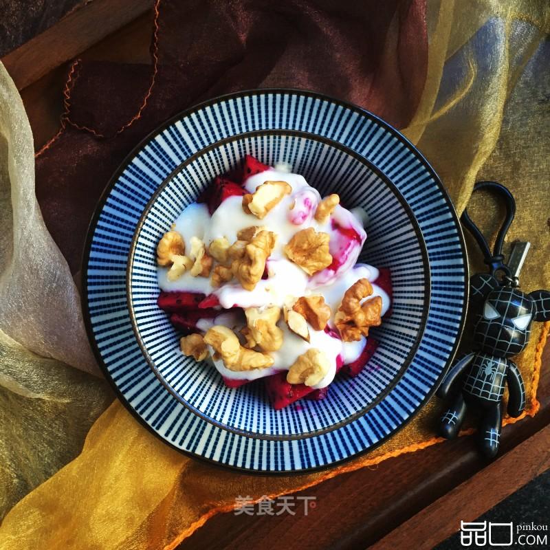 火龙果拌酸奶