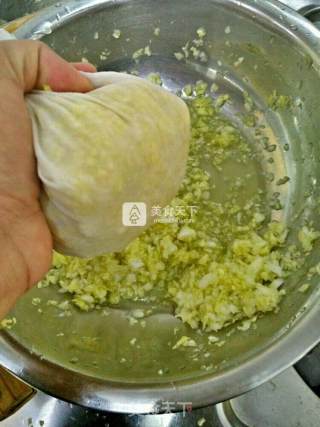 白菜猪肉糜锅贴步骤7