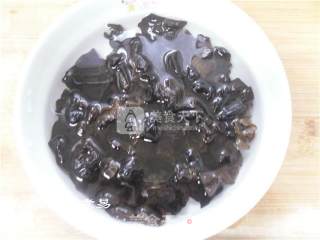 鲜肉木耳锅贴步骤2 鲜肉木耳锅贴步骤2