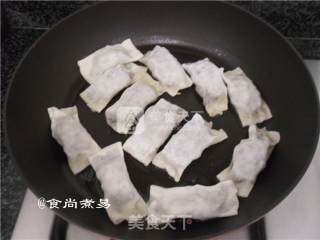 鲜肉木耳锅贴步骤7 鲜肉木耳锅贴步骤7