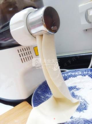 榨菜鲜肉锅贴步骤1