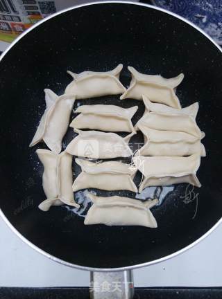 榨菜鲜肉锅贴步骤13