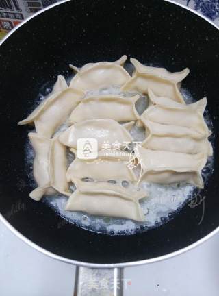 榨菜鲜肉锅贴步骤14