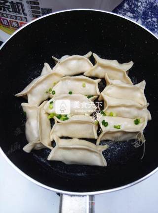 榨菜鲜肉锅贴步骤15