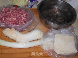 凤尾鲜虾烧卖步骤1 凤尾鲜虾烧卖步骤1