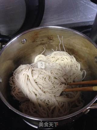 沪味“葱油拌面”步骤5