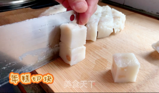 炸好的年糕淋上糖油，运势年年高甜蜜美滋滋步骤1
