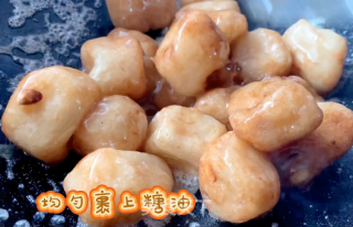 炸好的年糕淋上糖油，运势年年高甜蜜美滋滋步骤12