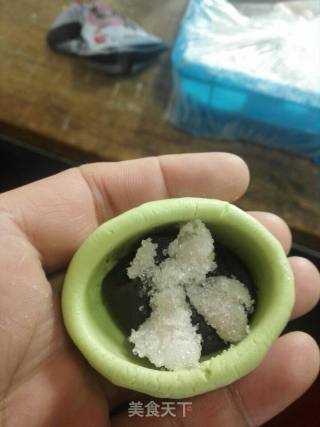 青团子材料配方：糯米粉3包（一包500克），粘米粉1包（一包500克），绵白糖500克，青汁100步骤4