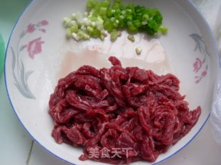 包菜牛肉丝炒粿条步骤1 包菜牛肉丝炒粿条步骤1