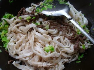包菜牛肉丝炒粿条步骤8 包菜牛肉丝炒粿条步骤8
