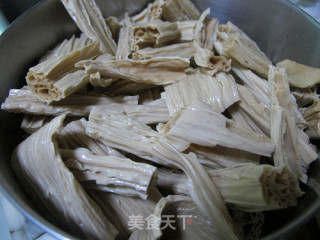 看江西人如何用最简单的方法做出美味肉荤：腐竹红烧肉步骤6