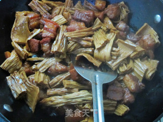 看江西人如何用最简单的方法做出美味肉荤：腐竹红烧肉步骤8