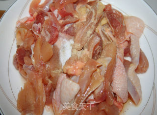 【升级版台式口味江西传统菜】什菌三杯鸡步骤2 【升级版台式口味江西传统菜】什菌三杯鸡步骤2