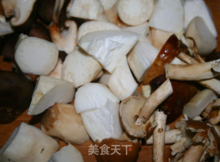 【升级版台式口味江西传统菜】什菌三杯鸡步骤4 【升级版台式口味江西传统菜】什菌三杯鸡步骤4