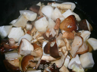 【升级版台式口味江西传统菜】什菌三杯鸡步骤6 【升级版台式口味江西传统菜】什菌三杯鸡步骤6
