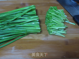 南昌特色韭菜炒酱干步骤1